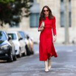 Frau in einem roten Kleid