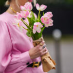 Frau im rosafarbenen Kleid mit Blumen