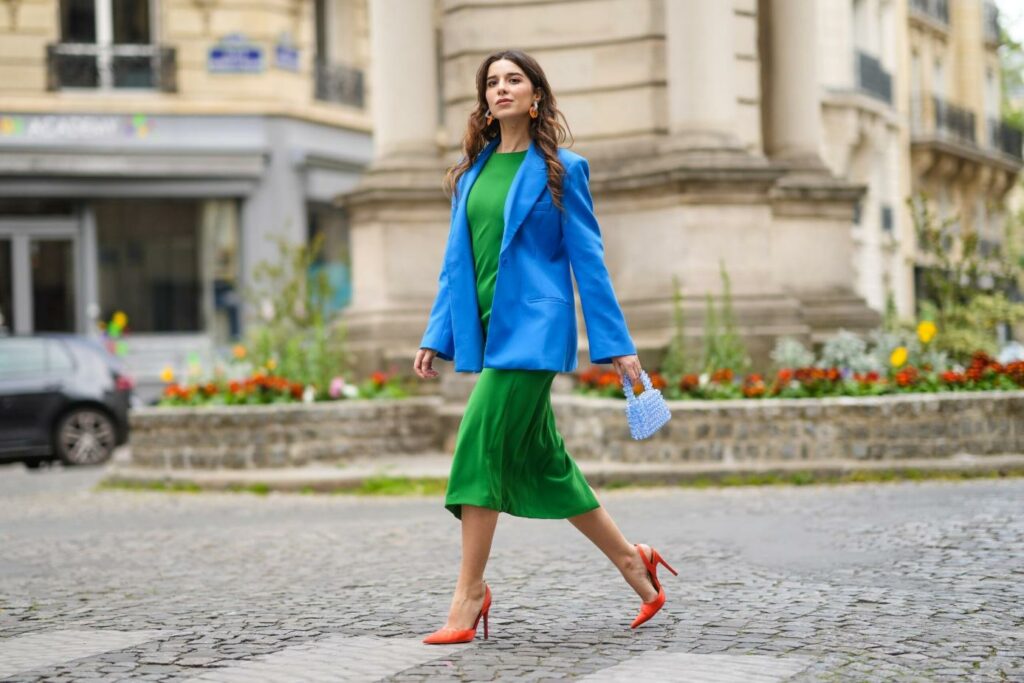 Welche Farbe passt zu Grün? Kreiere Outfits mit der angesagtesten Farbe des Jahres  2022 - Runway modivo.de