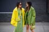 Zwei Frauen in grüner Kleidung