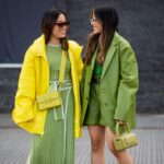 Zwei Frauen in grüner Kleidung