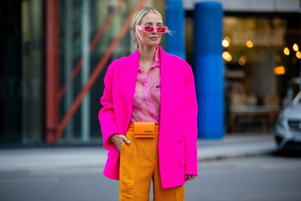 Frau in einem rosafarbenen Blazer