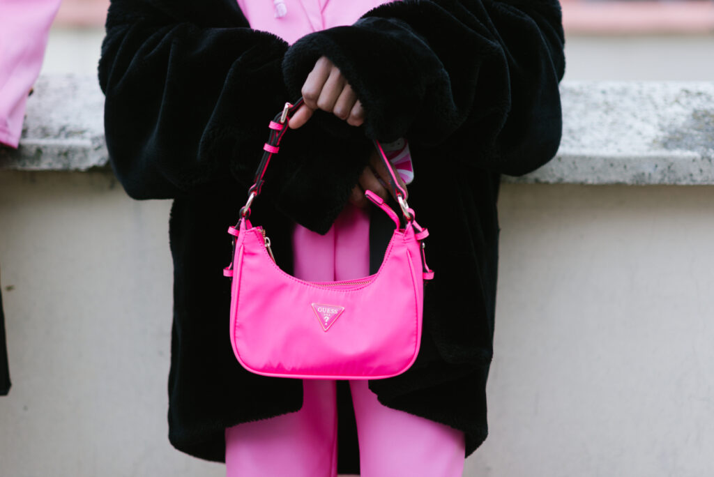 Rosafarbene Handtasche von Guess