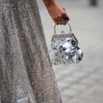 Silberfarbenes Kleid und silberfarbene Handtasche