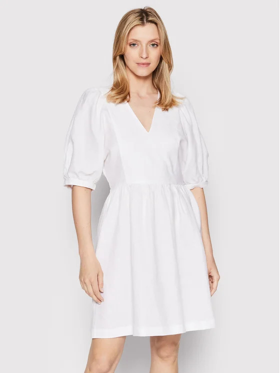 Frau im weißen Leinenkleid von United Colors Of Benetton