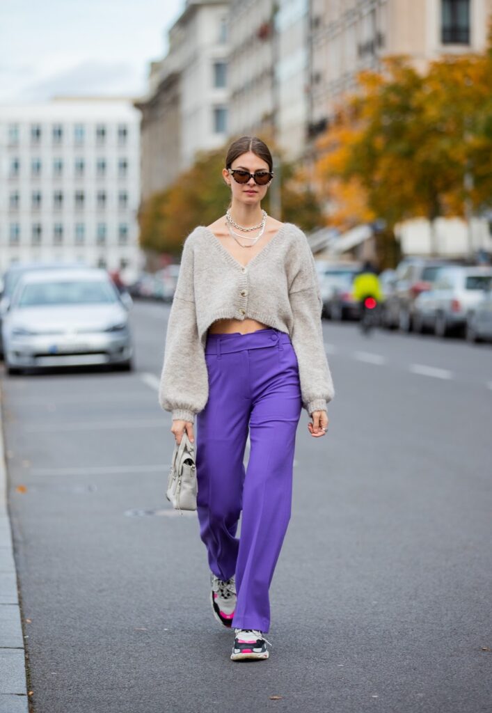 Trendsetterin in einer Strickjacke von Gestuz und einer violettfarbenen Hose