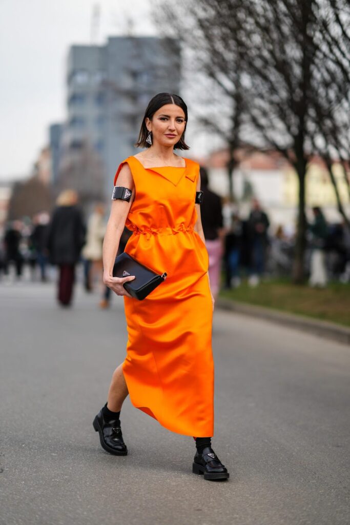 Frau im orangefarbenen Kleid