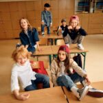 Kinder im Klassenraum