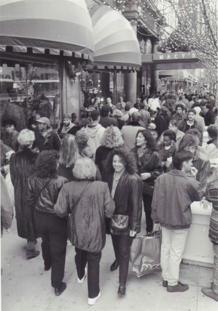 Schnäppchenjäger vor dem Kaufhaus Macy’s, November 27, 1992