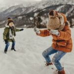 Fröhliche Kinder spielen im Schnee