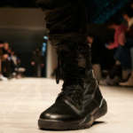 Schwarze, hohe Herrenschuhe auf dem Laufsteg