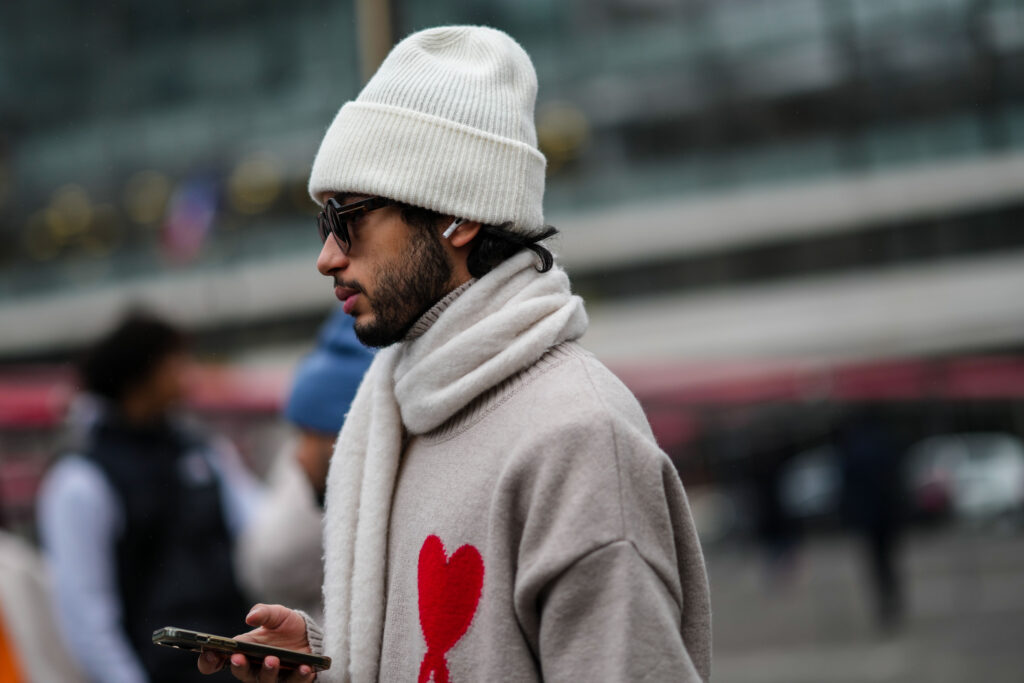 Mann im weißen Pulli mit rotem Herz Photo by Edward Berthelot/Getty Images
