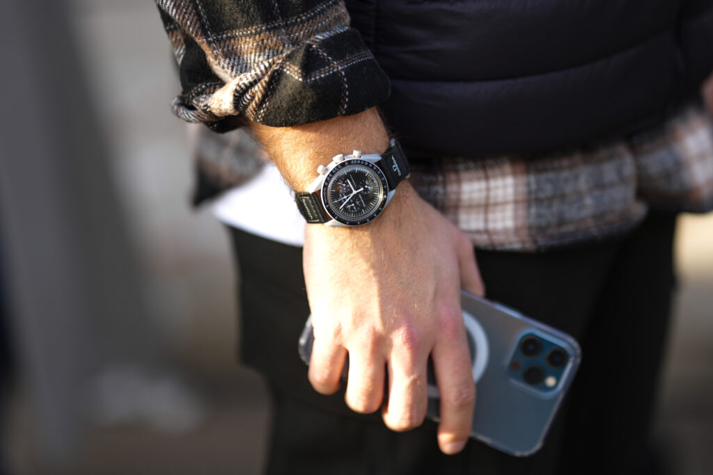 Mann im Casual-Outfit mit einer Uhr Photo by Edward Berthelot/Getty Images