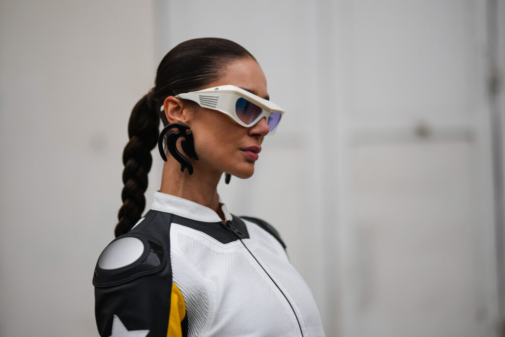 Frau in einer futuristischen Brille Photo by Edward Berthelot/Getty Images