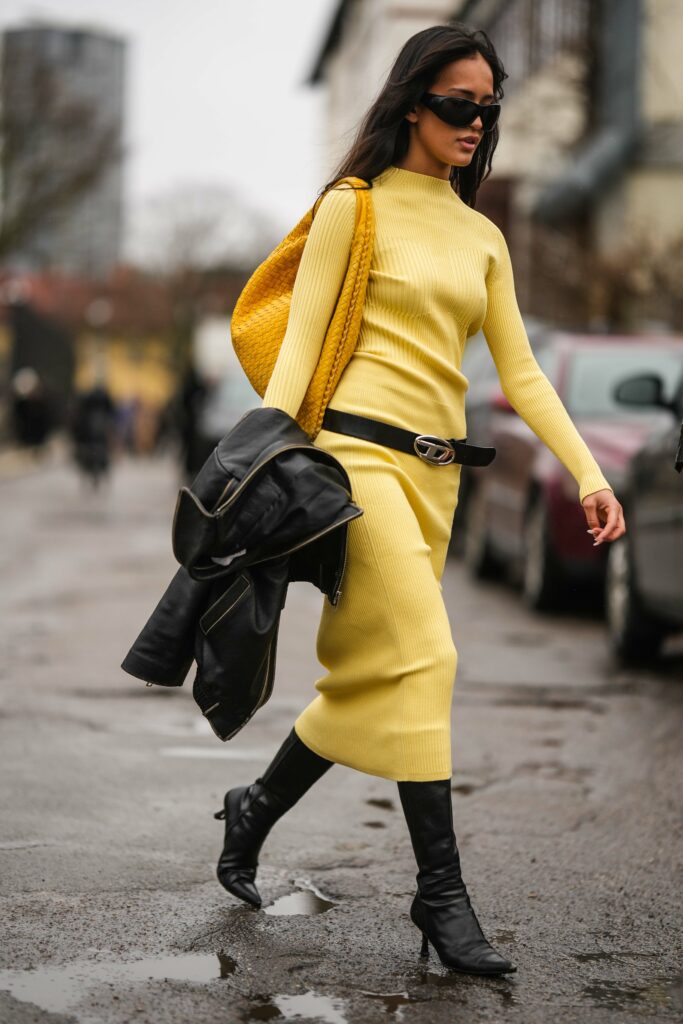 Frau im gelben Strickkleid