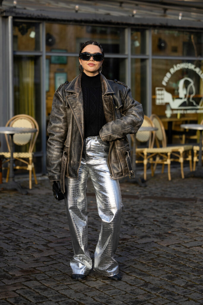 Frau in silberfarbener Hose im Metallic-Look