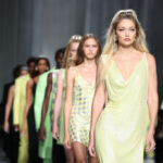 Models auf dem Laufsteg in Outfits in Gelb- und Grüntönen