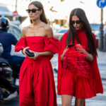 Frauen in roten, eleganten Kleidern
