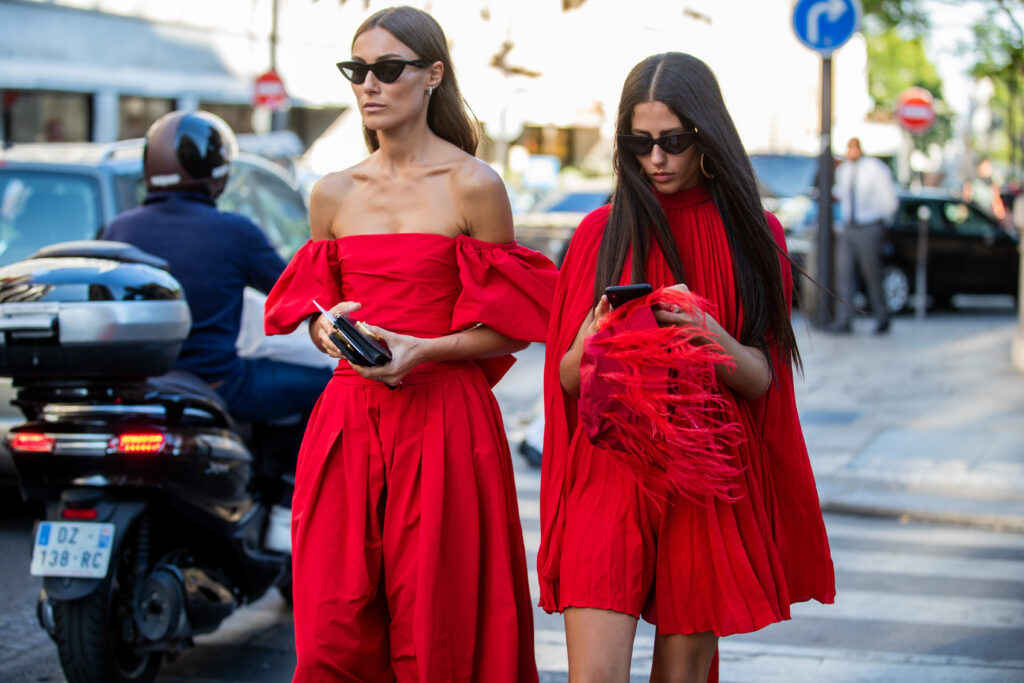 Frauen in roten, eleganten Kleidern