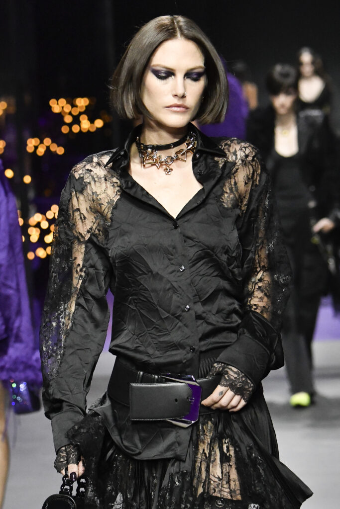 Model auf dem Laufsteg von Versace