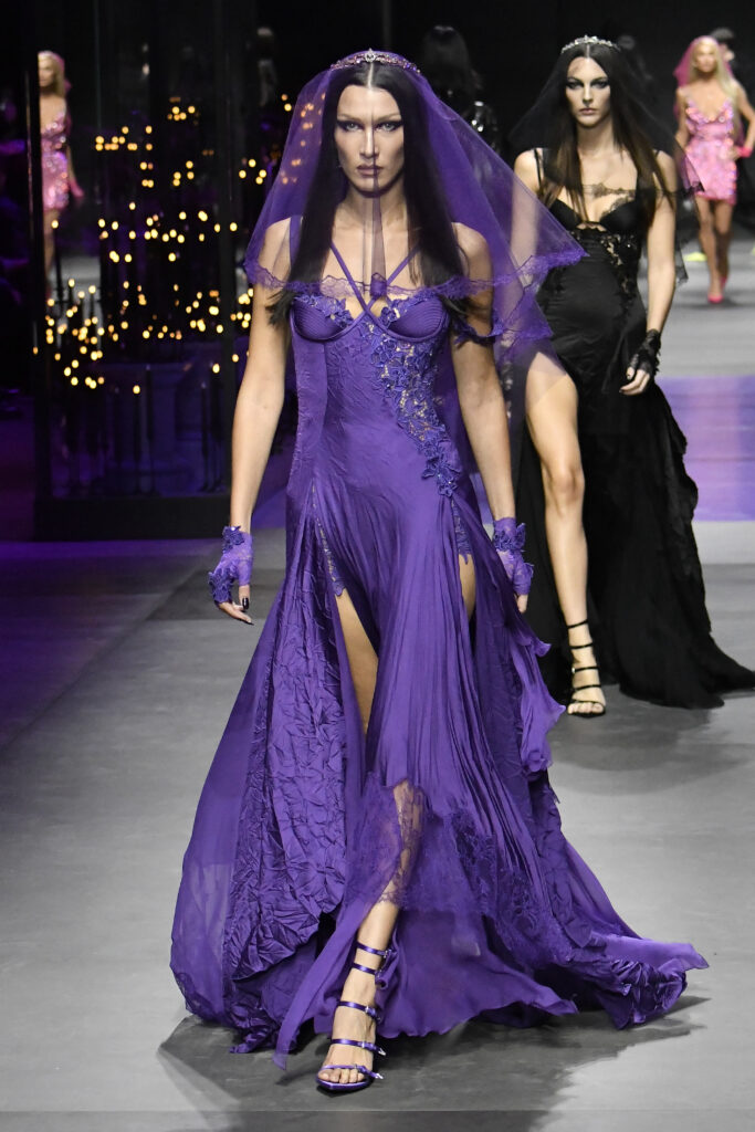 Frau auf dem Laufsteg im langen, violettfarbenen Kleid im Gothic-Style