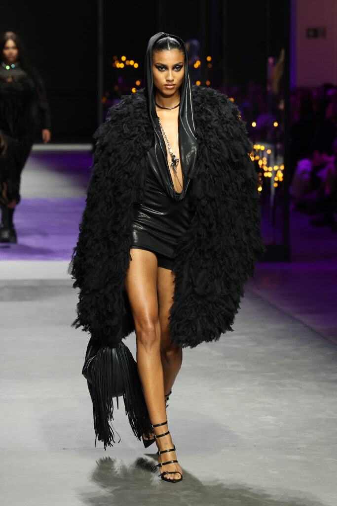 Frau auf dem Laufsteg im schwarzen Look von Versace