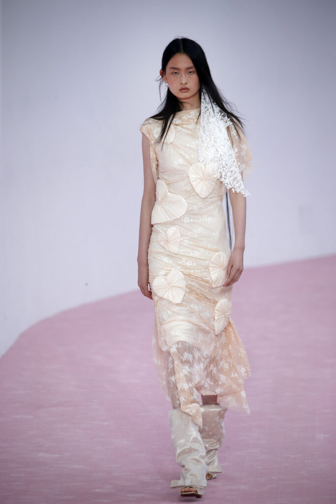 Frau auf dem Laufsteg im Kleid mit Herzmuster von Acne Studios