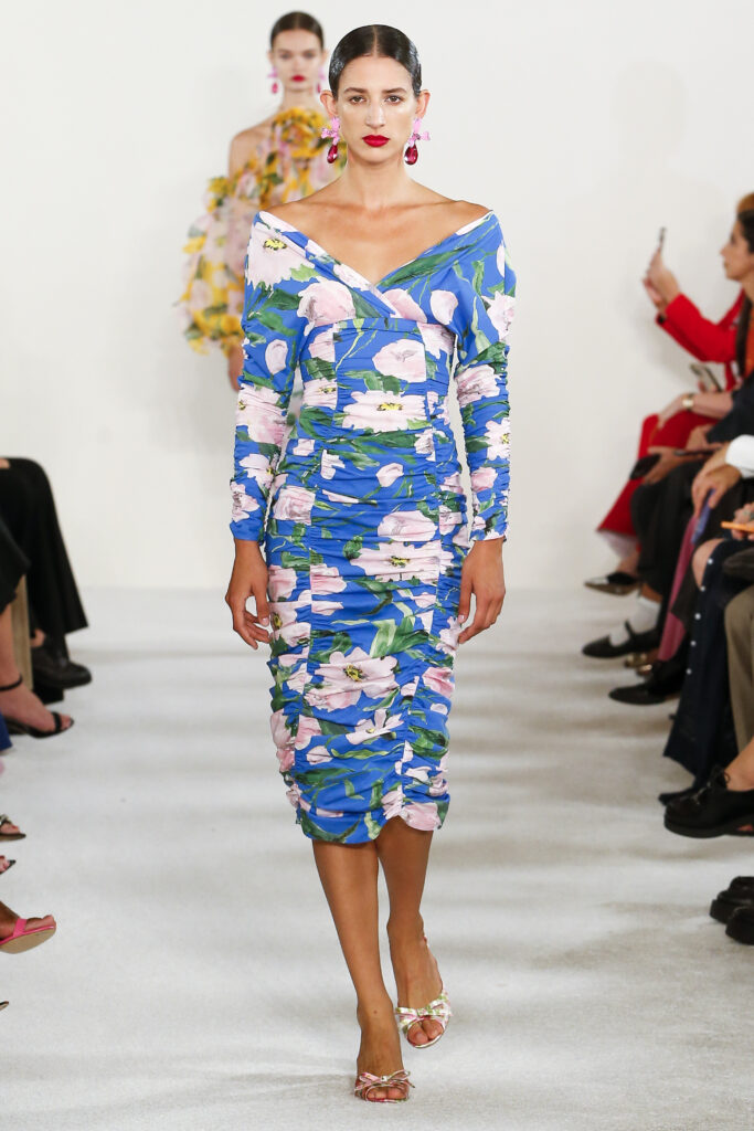 Frau auf dem Laufsteg im Blumenkleid von Carolina Herrera