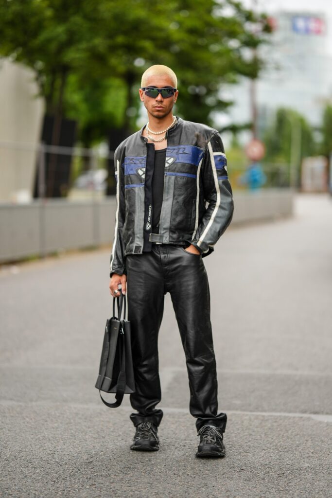 Mann in einer Lederjacke im Racing-Style