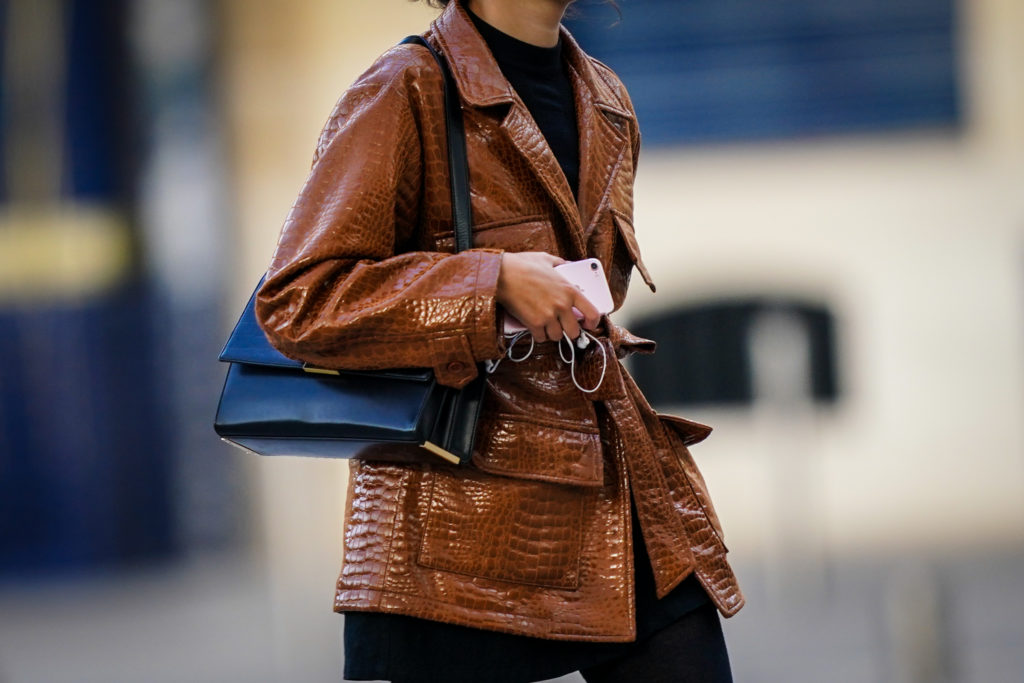 Frau in einer braunen Lederjacke