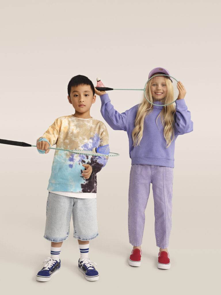 Junge und Mädchen posieren mit Badmintonschlägern