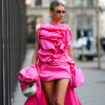 Frau im rosafarbenen Kleid