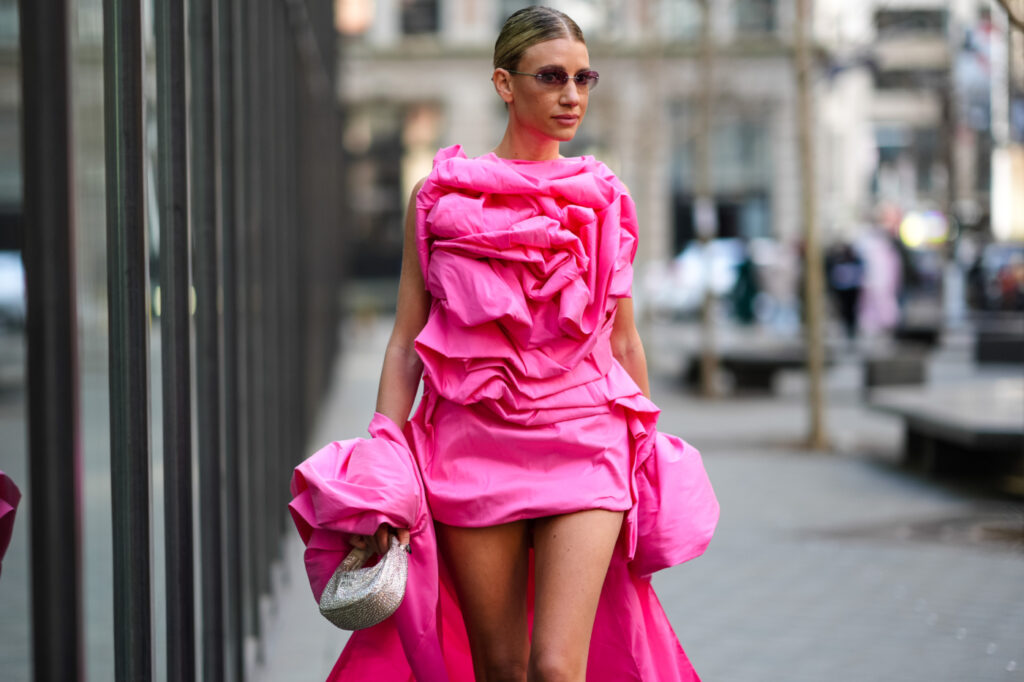 Frau im rosafarbenen Kleid