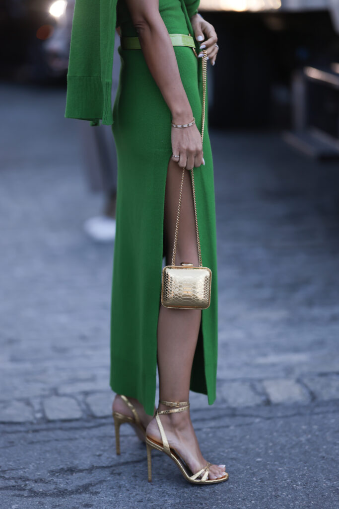 Goldfarbene Schuhe zu einem grünen Kleid – Sandaletten mit Stilettoabsatz