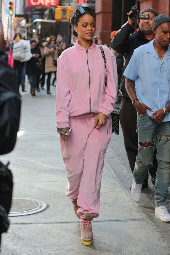 Rihanna in einem rosafarbenen Jogginganzug aus Velours