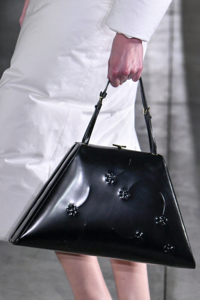 Schwarze, trapezförmige Handtasche