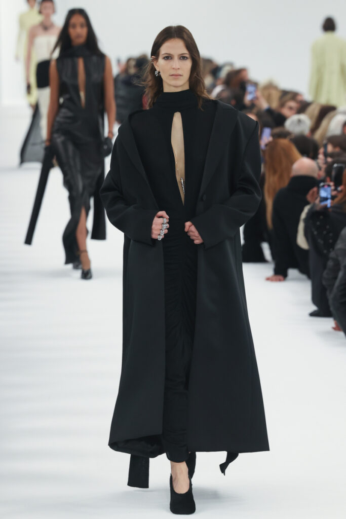 Model auf dem Laufsteg von Givenchy in einem modischen Damenmantel