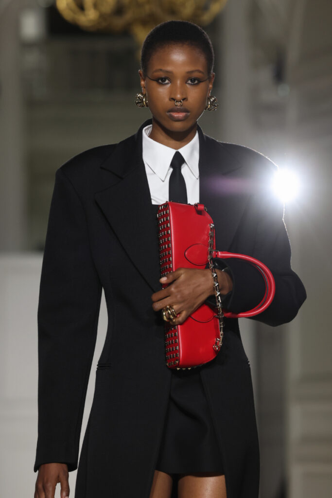 Model mit einer roten Handtasche