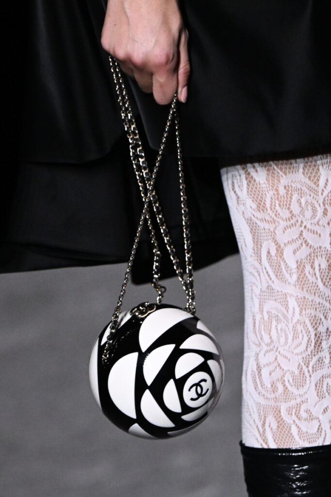 Weiß-schwarze kugelförmige Handtasche von Chanel