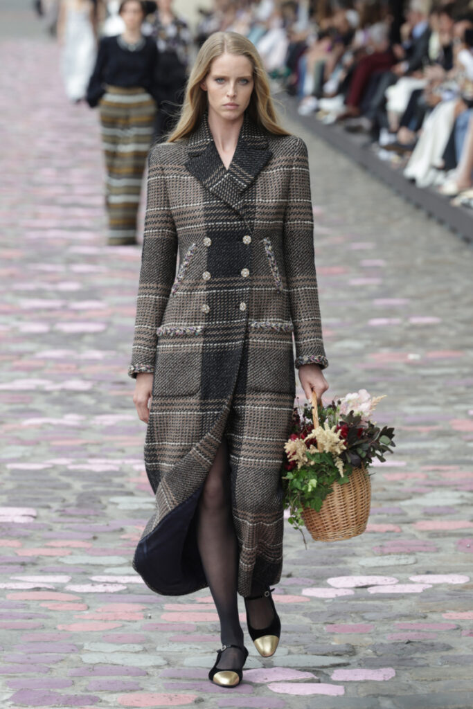 Model auf dem Chanel-Laufsteg in einem karierten Mantel
