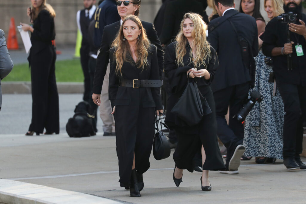 Mary-Kate und Ashley Olsen in schwarzer Kleidung im Quiet-Luxury-Style