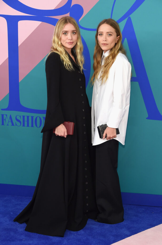 Mary-Kate und Ashley Olsen tragen Kleidung, die dem leisen Luxus entspricht
