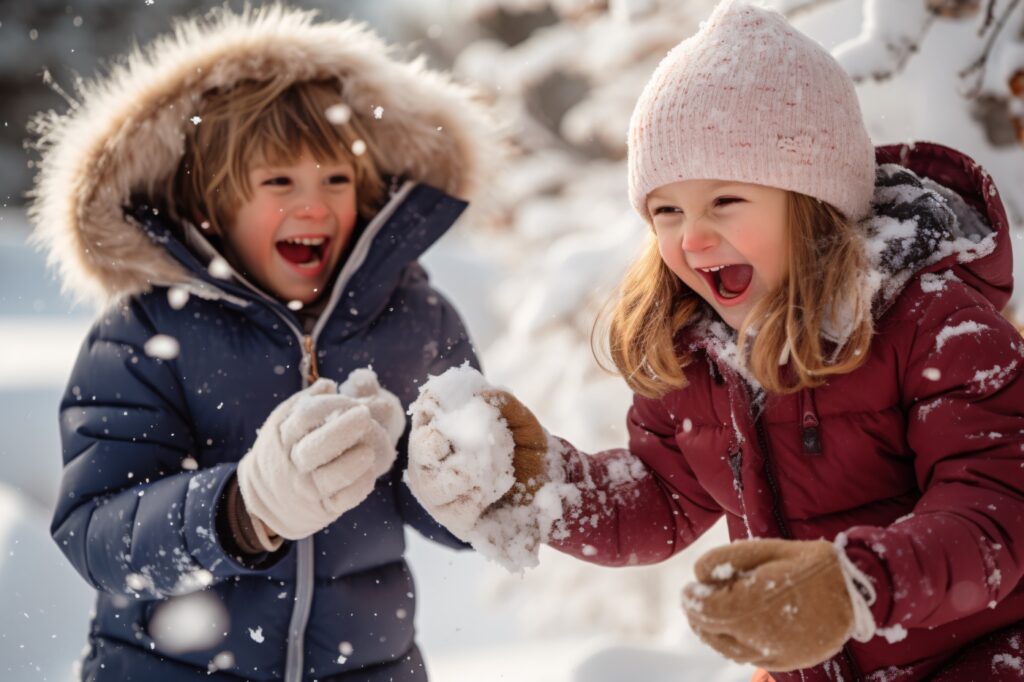 Fröhliche Kinder spielen im Schnee