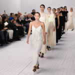 die angesagtesten Kleider für den Herbst und Winter 2023/2024 – Models auf dem Laufsteg in weißen und schwarzen Kleidern