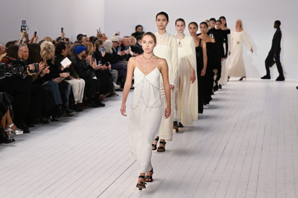 die angesagtesten Kleider für den Herbst und Winter 2023/2024 – Models auf dem Laufsteg in weißen und schwarzen Kleidern