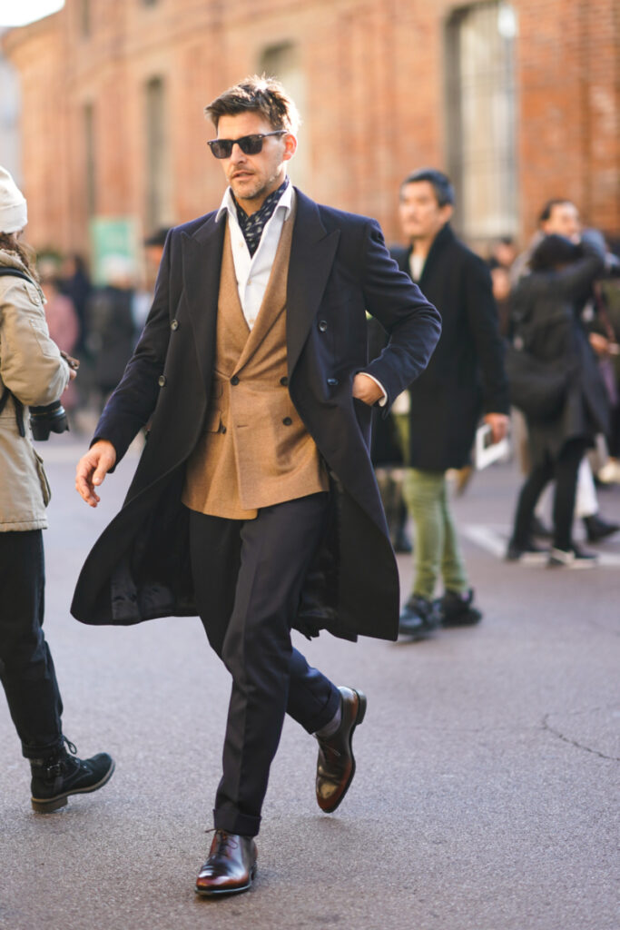 Schick gekleideter Mann geht durch die Straße