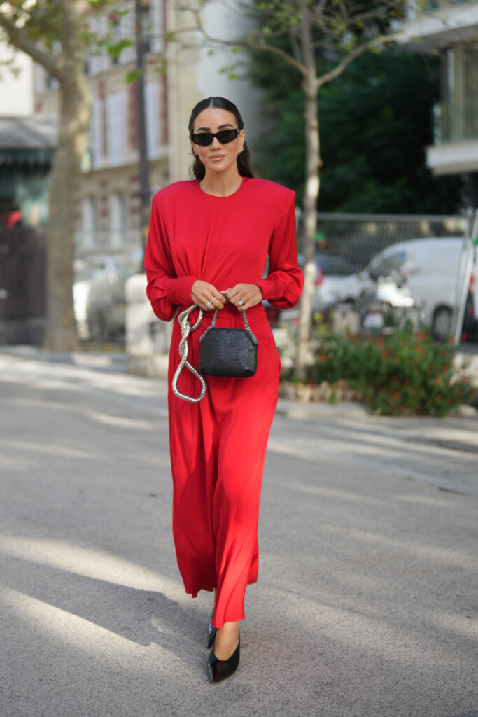 Frau im roten Kleid