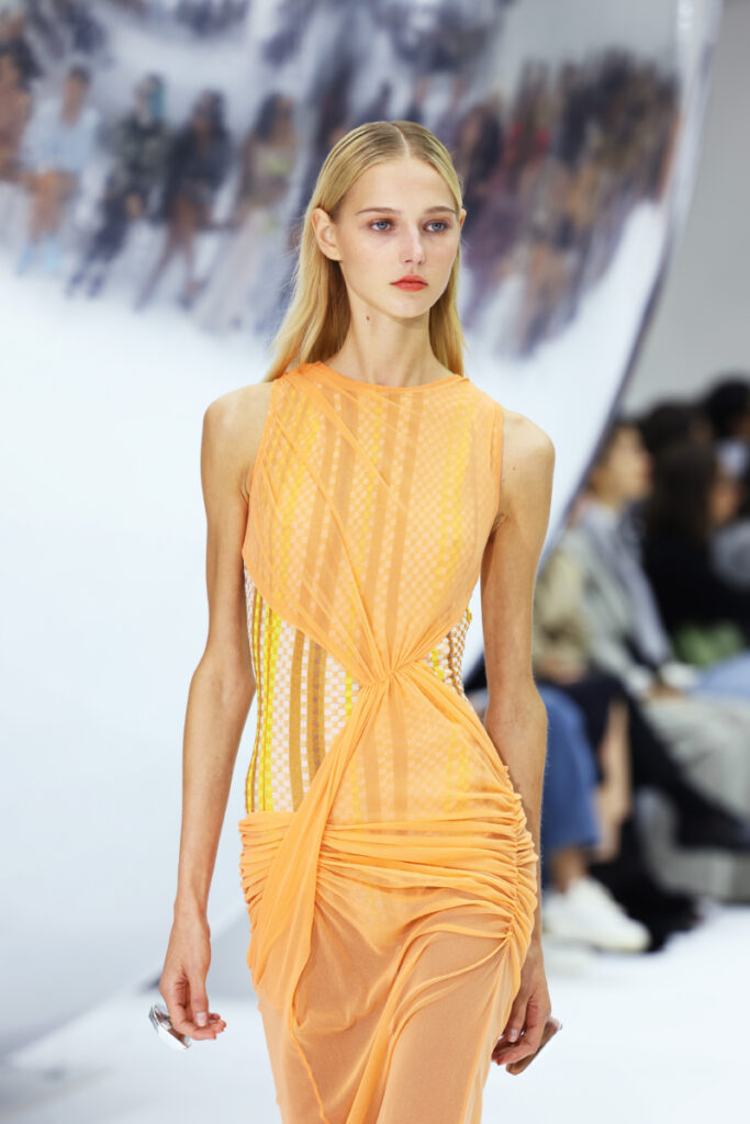 Pantone Farbe des Jahres 2024: orangefarbenes Kleid