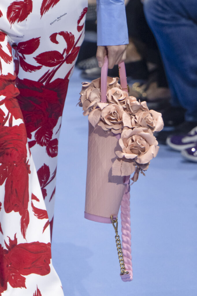 Pantone Farbe des Jahres 2024: Handtasche verziert mit Blumen