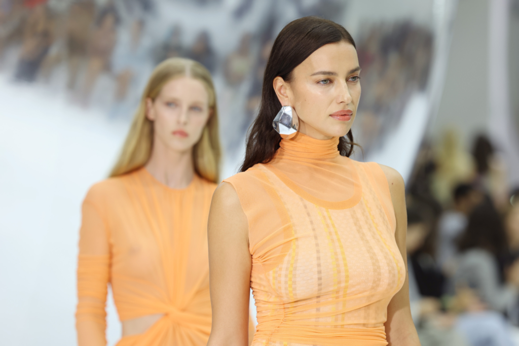 Pantone Farbe des Jahres 2024 – Models, die Kleider in Peach Fuzz tragen